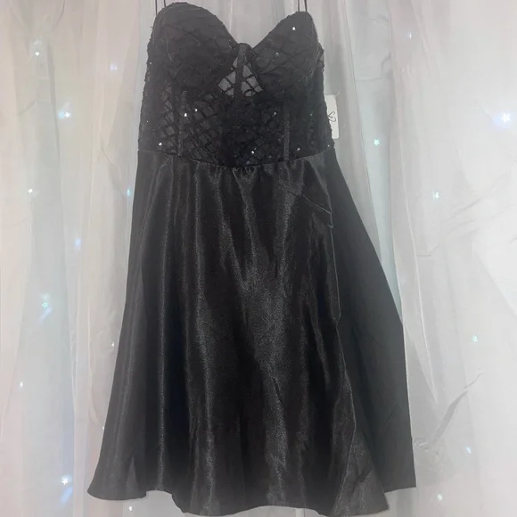 Little black dress. Strapless. Brand new never worn from Windsor - Picture 2 of 5